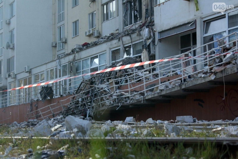 В Одесі Зеленський оглянув ЖК "Тірас", в який влучила російська ракета, - ФОТО 