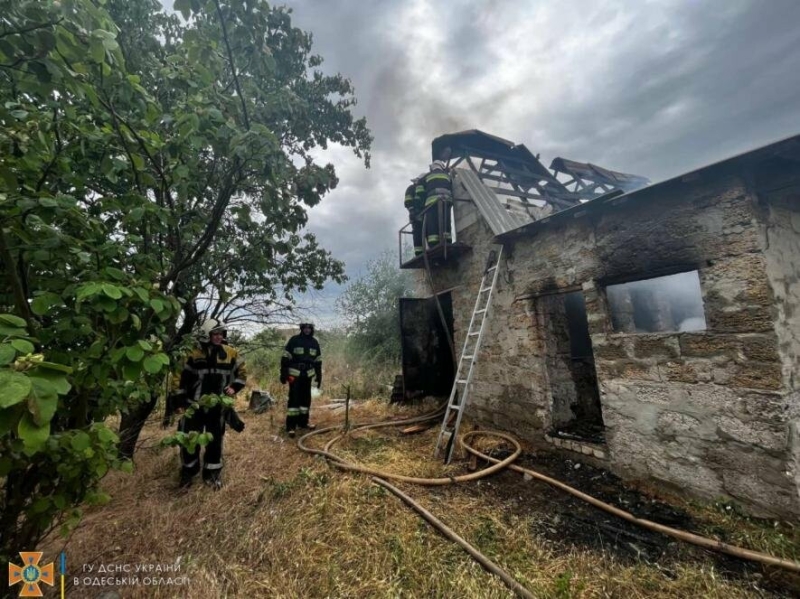 В Одеській області горів будинок,- ФОТО