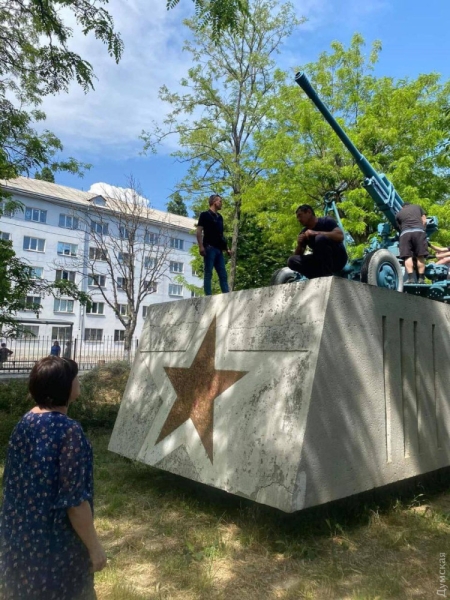 В Одессе демонтируют установленный у школы памятник — советскую зенитку, которая «беспокоит» российских нацистов  