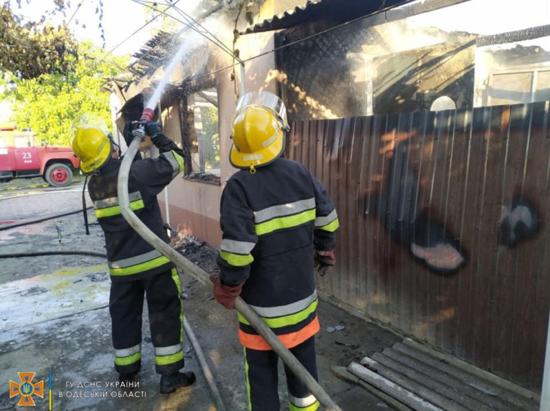 В Одесской области горел гараж: одна машина уничтожена, вторая — повреждена  
