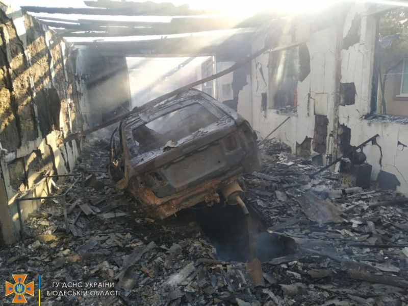В Одесской области горел гараж: одна машина уничтожена, вторая — повреждена  