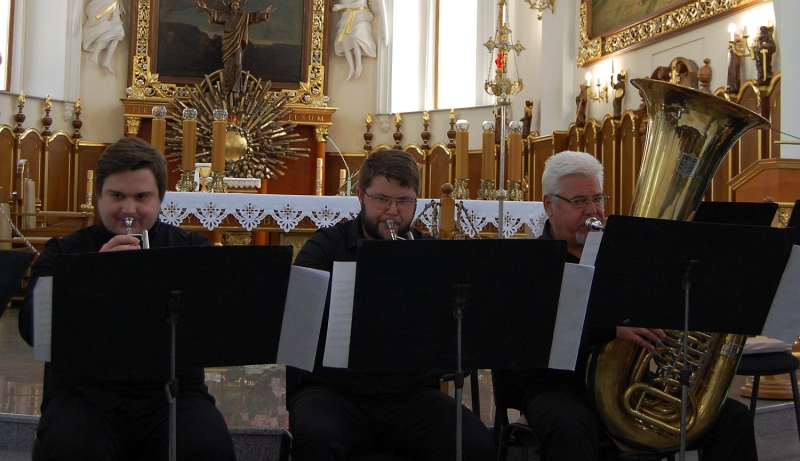 Война концертам не помеха: одесский оркестр продолжает выступать в католическом соборе  