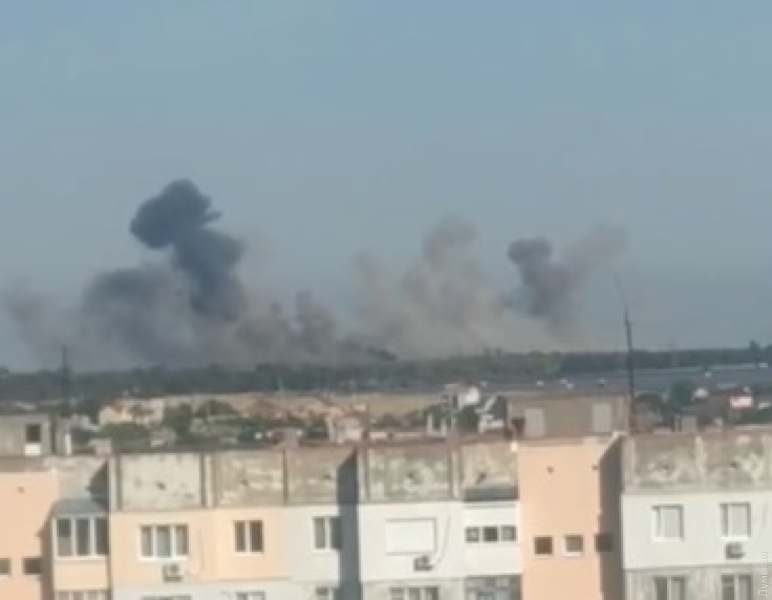 Чернобаевка-26: под Херсоном прогремели взрывы, начался пожар (фотo, видеo)