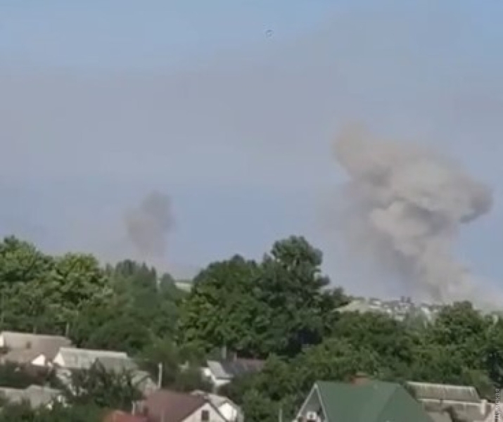 Чернобаевка-26: под Херсоном прогремели взрывы, начался пожар (фотo, видеo)