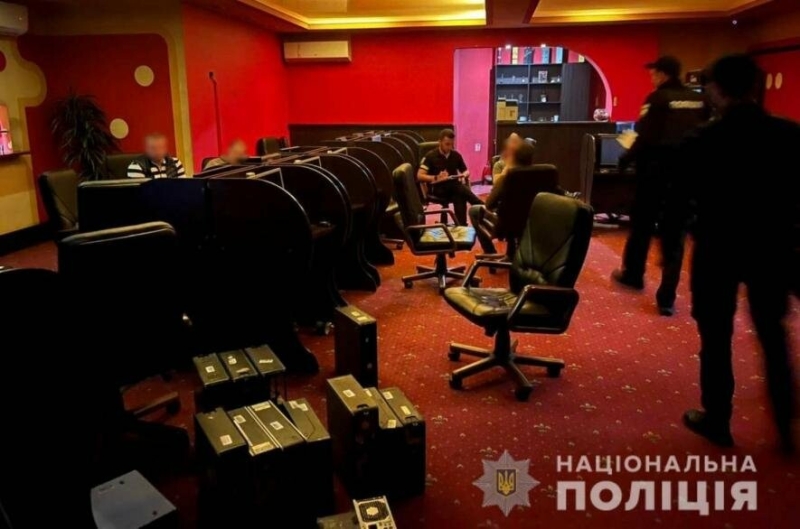 Державне бюро розслідувань припинило діяльність масштабного незаконного грального бізнесу, який працював під прикриттям правоохоронців в Одесі та Києві