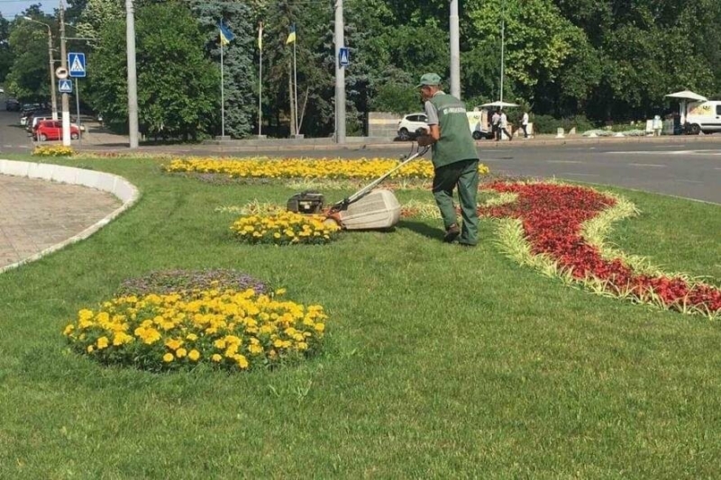 Як комунальники упорядковують зелені зони Одеси, - ФОТО