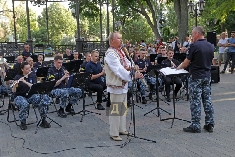 «Я буду играть украинскую музыку и хочу выучить украинский язык»: оркестр ВМСУ выступил с канадским кларнетистом  
