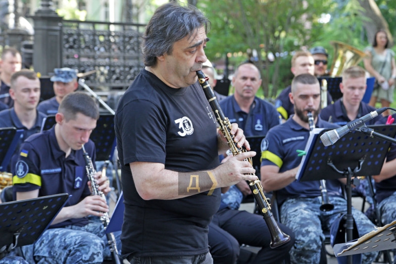 «Я буду играть украинскую музыку и хочу выучить украинский язык»: оркестр ВМСУ выступил с канадским кларнетистом  