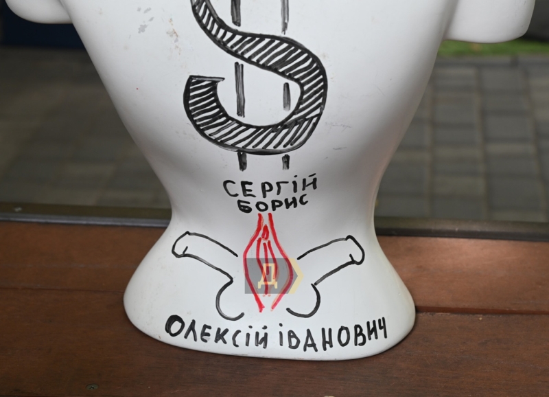 Манекенное арт-войско. Одесская «Книжка» представила самую оригинальную выставку лета