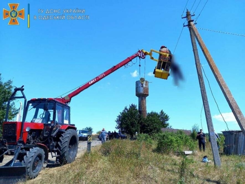 На Одещині під час робіт на електроопорі чоловіка вбило струмом, - ФОТО, ВІДЕО