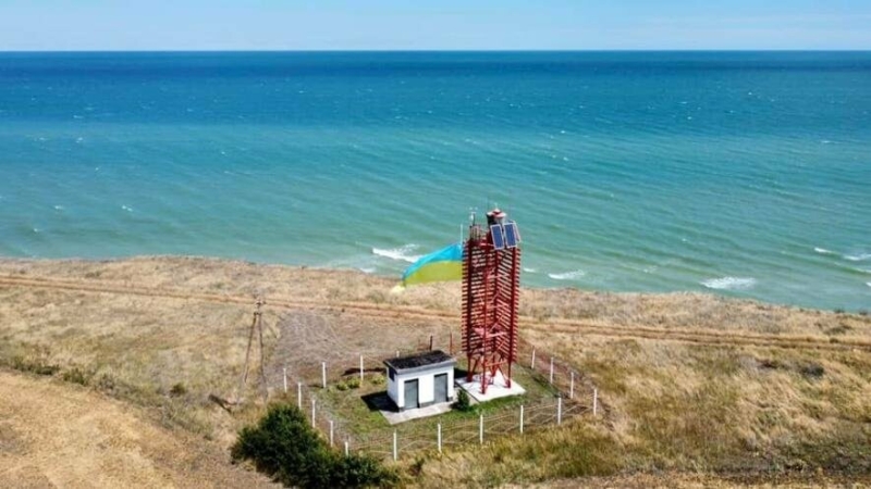 На одному з маяків Одещини замайорів величезний прапор, - ФОТО