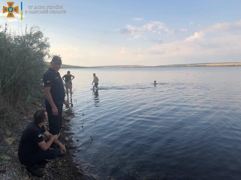 Небезпечні ігри: рятувальникам Одещини вдалось витягти підлітка з води