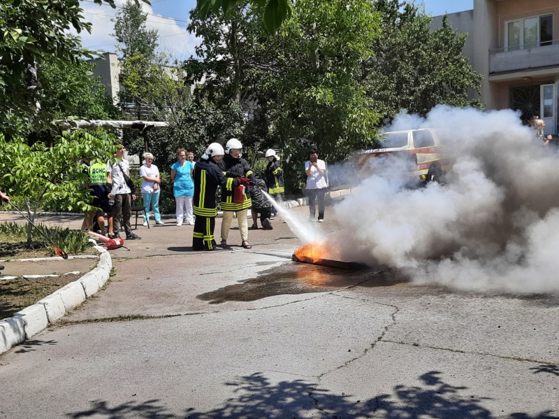 Одесские спасатели учили медиков тушить пожар и обращаться со взрывчаткой  