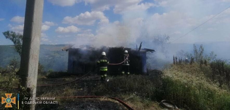 Пожежники Одещини не допустили розповсюдження вогню на приватний будинок, - ФОТО, ВІДЕО 