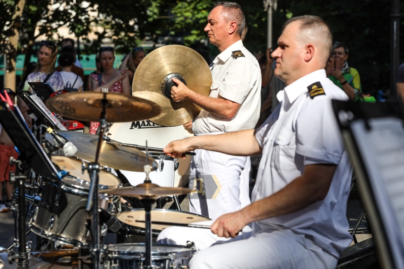 Праздничный концерт оркестра ВМС: парадная форма, хиты Скрябина и песня в честь защитников Мариуполя   