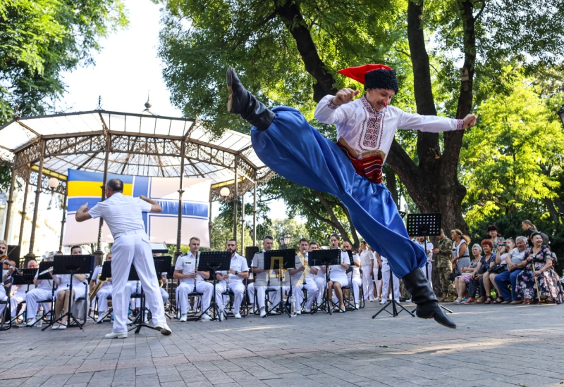 Праздничный концерт оркестра ВМС: парадная форма, хиты Скрябина и песня в честь защитников Мариуполя   