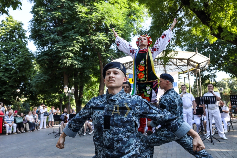 Праздничный концерт оркестра ВМС: парадная форма, хиты Скрябина и песня в честь защитников Мариуполя   