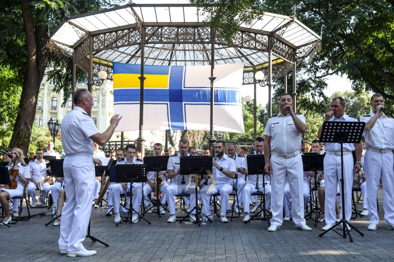 Праздничный концерт оркестра ВМС: парадная форма, хиты Скрябина и песня в честь защитников Мариуполя   