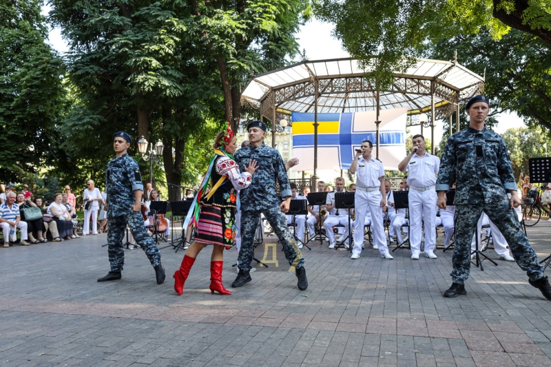 Праздничный концерт оркестра ВМС: парадная форма, хиты Скрябина и песня в честь защитников Мариуполя   