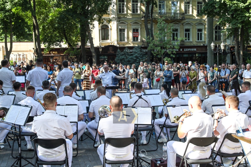 Праздничный концерт оркестра ВМС: парадная форма, хиты Скрябина и песня в честь защитников Мариуполя   