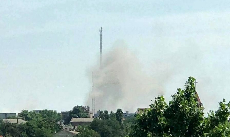Ракетный удар по Херсону: на территории военного городка прогремели взрывы  