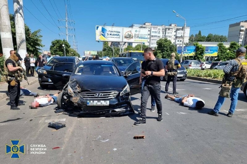 Тікали від СБУ і потрапили в ДТП: в Одесі затримали учасників організованого злочинного угруповання, яке займалося вимаганням, - ФОТО