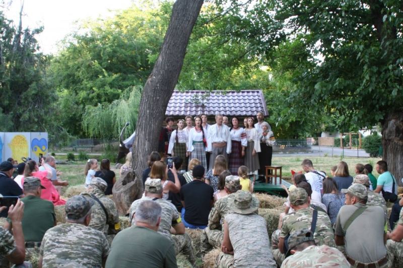 Творческая встреча в&nbsp;зоопарке: актеры ТЮЗа дали представление для&nbsp;военных и&nbsp;правоохранителей