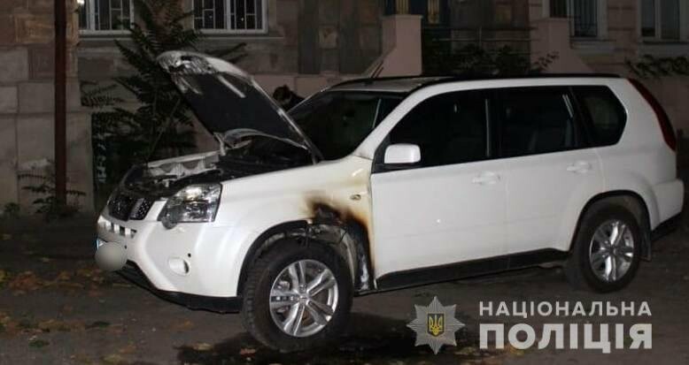 В центрі Одеси чоловік підпалив запаркований у дворі позашляховик, - ФОТО