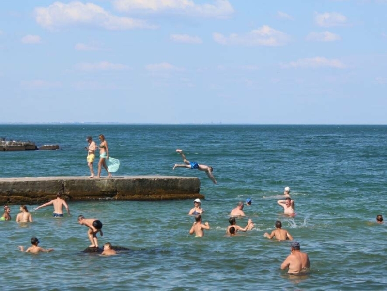 В морі купаються навіть діти: як пляжники в Одесі нехтують правилами безпеки, - ФОТО, ВІДЕО 