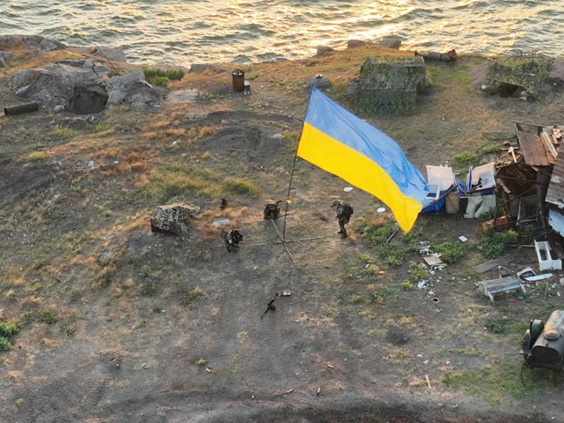 Военные показали, как&nbsp;поднимали украинские флаги на&nbsp;очищенном от&nbsp;оккупантов Змеином &nbsp;