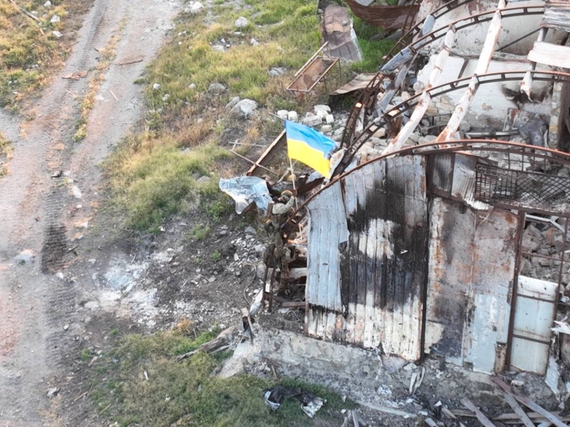 Военные показали, как&nbsp;поднимали украинские флаги на&nbsp;очищенном от&nbsp;оккупантов Змеином &nbsp;