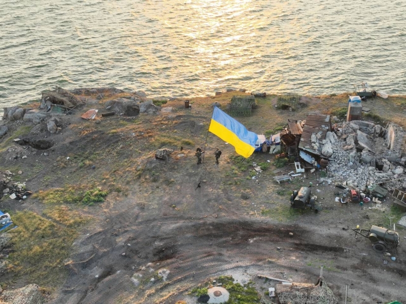 Военные показали, как&nbsp;поднимали украинские флаги на&nbsp;очищенном от&nbsp;оккупантов Змеином &nbsp;