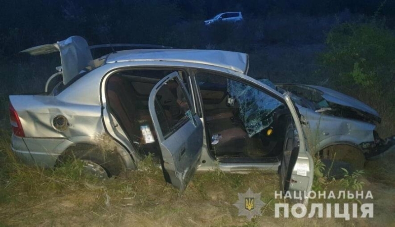 Автівка з'їхала в кювет та перевернулася: на Одещині сталася ДТП з постраждалими, - ФОТО