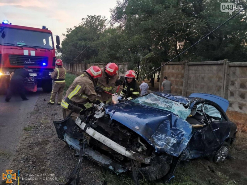 На Одещині рятувальникам довелось діставати водія з перекинутого авто,- ФОТО, ВІДЕО