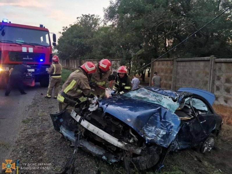 На Одещині рятувальникам довелось діставати водія з перекинутого авто,- ФОТО, ВІДЕО