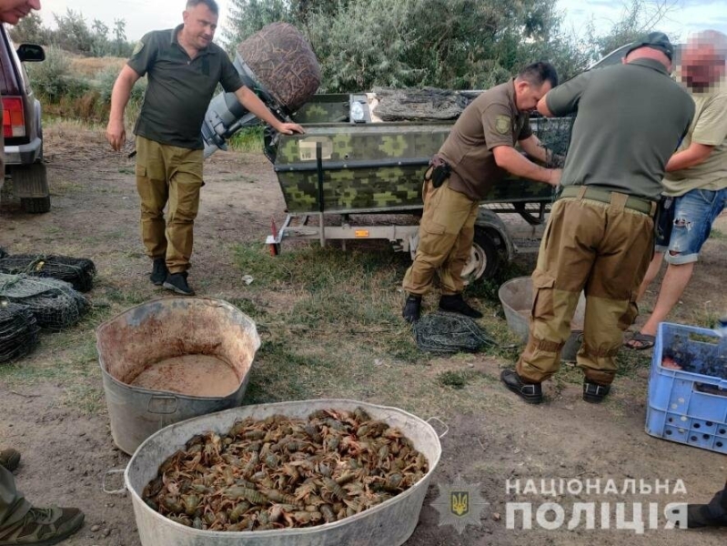 На Одещині викрили браконьєрів, які незаконно виловили майже 2500 раків, - ФОТО