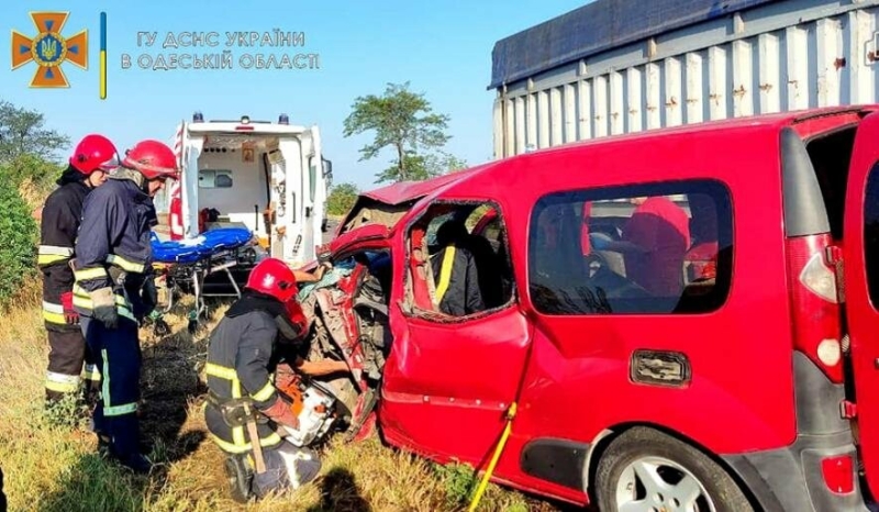 На трасі Одеса-Рені легковий автомобіль врізався у фуру, є постраждалий, - ФОТО