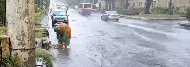 Нема проїзду: через сильну зливу Одесу почало підтоплювати, є проблеми з рухом громадського транспорту, - ОНОВЛЕНО