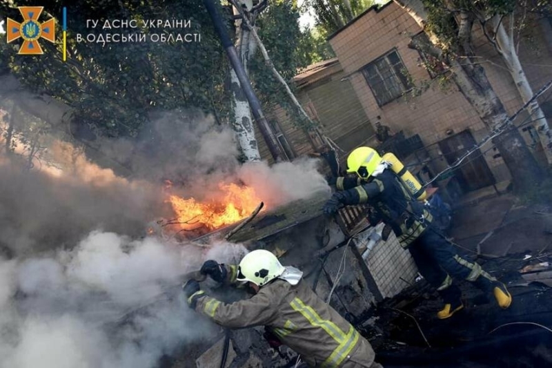 В Одесі 30 рятувальників гасили спалахнувшу дерев'яну лазню, - ФОТО