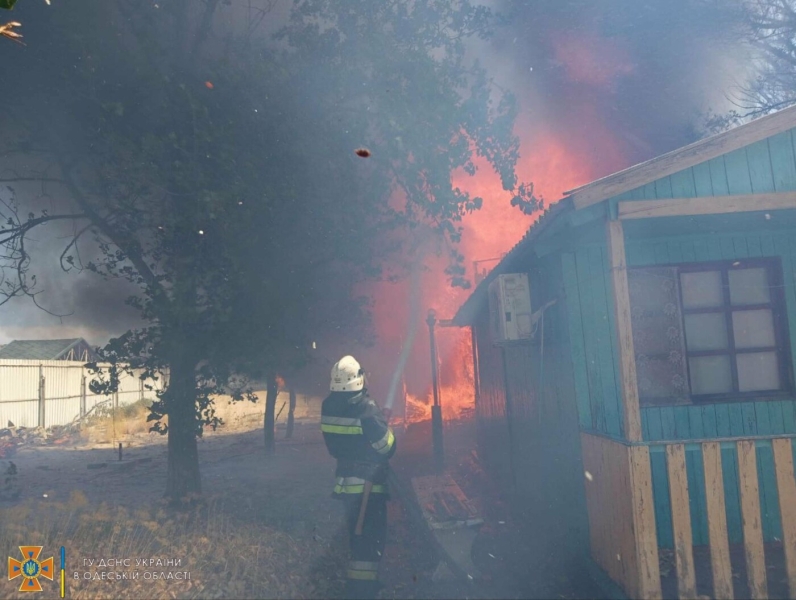 В Затоці горіла база відпочинку, - ФОТО, ВІДЕО 