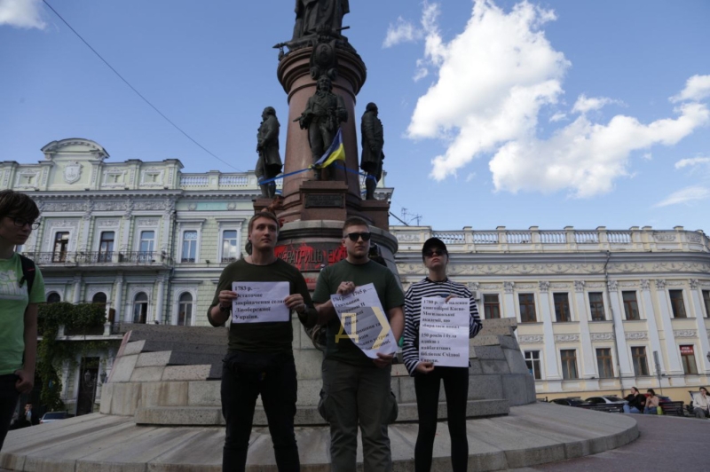 «Екатерина делала то же, что сейчас делает путин»: против памятника российской императрице в Одессе протестовала молодежь  