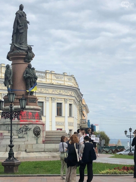 "Катерина = путін": в Одесі біля пам'ятника Катерині II пройшла акція протесту, - ФОТО, ВІДЕО 