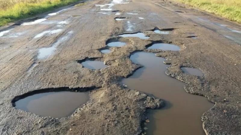 На Одещині дорога, яку відремонтували за 1,4 млн грн, вся у великих ямах