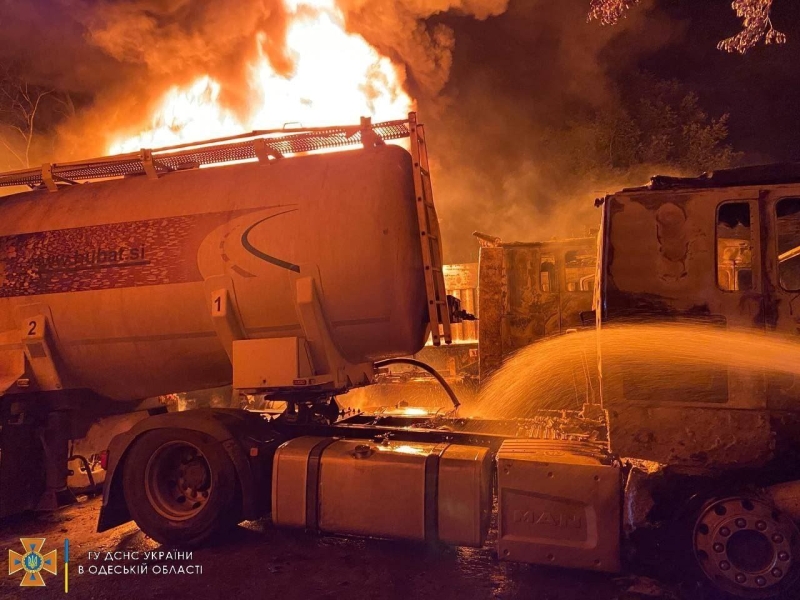 На Одещині згоріли два бензовози з залишками пального та два пустих зерновози, - ФОТО, ВІДЕО 