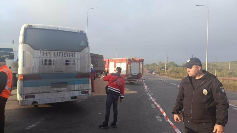 На трасі Одеса-Южне вантажівка врізалася в автобус, постраждали 17 пасажирів, - ФОТО