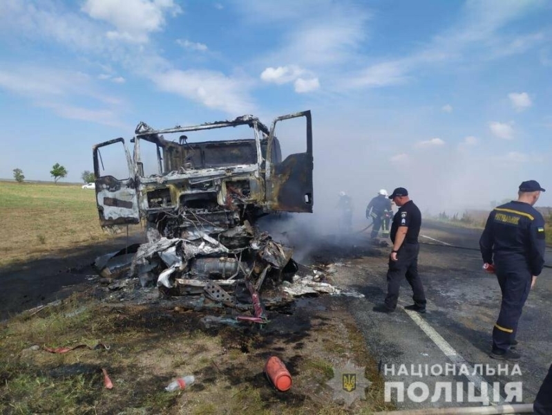 На трасі Одеса-Рені легковий автомобіль врізався у фуру: є загиблі, у тому числі дворічна дитина, - ФОТО