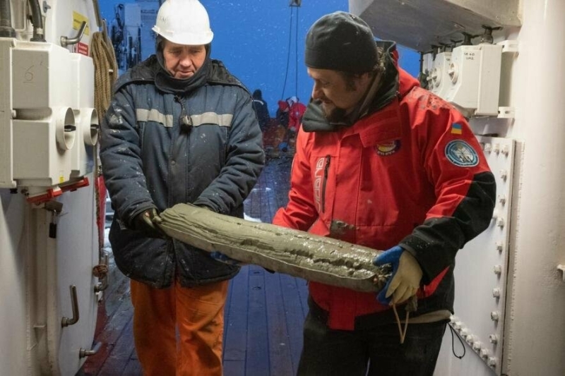 Науковці з борту криголаму "Ноосфера" отримали перші результати геологічних досліджень Антарктиди