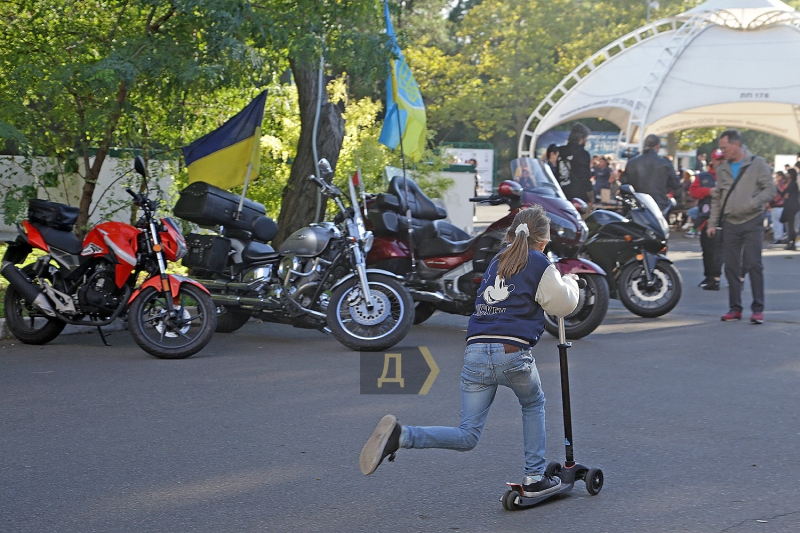 Расписные каски, байкеры и путин для битья: в парке Шевченко собирали деньги на передвижной стоматкабинет для фронта