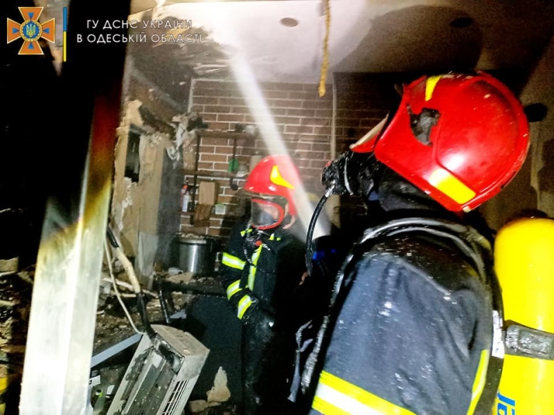 В центрі Одеси горіло кафе на першому поверсі житлового будинку, - ФОТО 