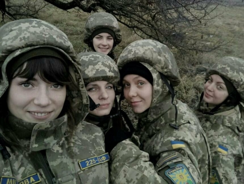 В Україні відстрочили військовий облік для жінок: чи можна виїхати за кордон